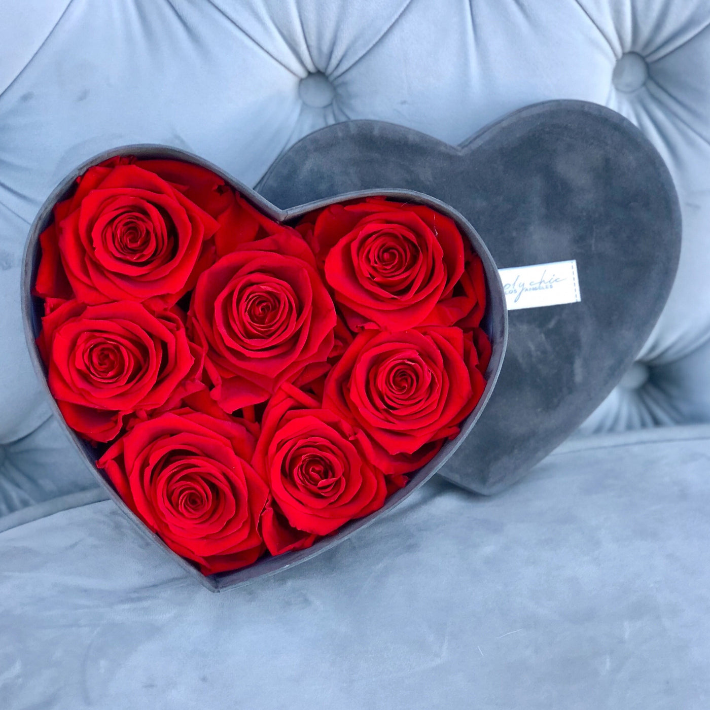 Preserved roses in a heart-shaped velvet hat box